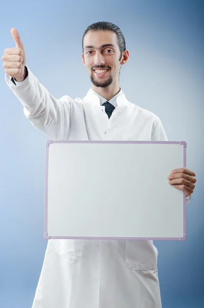 Doktor s prázdnou tabulí zpráv — Stock fotografie