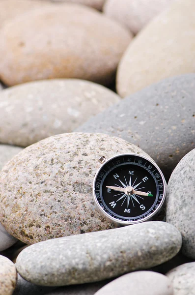 Navigering kompass på sten stenar — Stockfoto