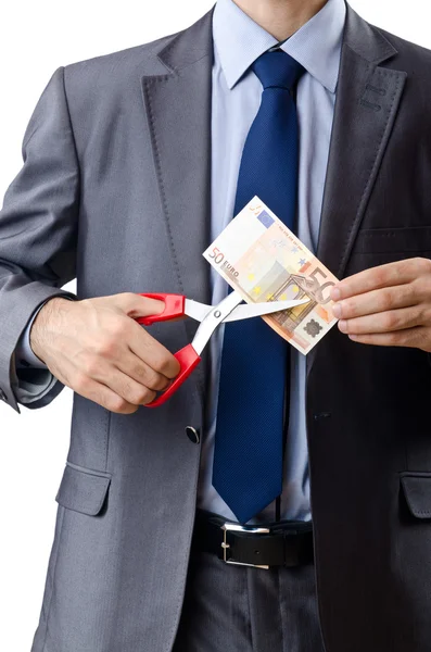 Homem cortando dinheiro em branco — Fotografia de Stock