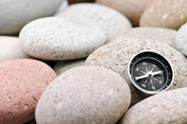 Navigatie kompas op stenen steentjes — Stockfoto