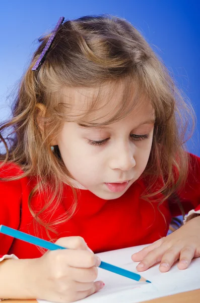 Kleines Mädchen zeichnet mit Bleistiften — Stockfoto