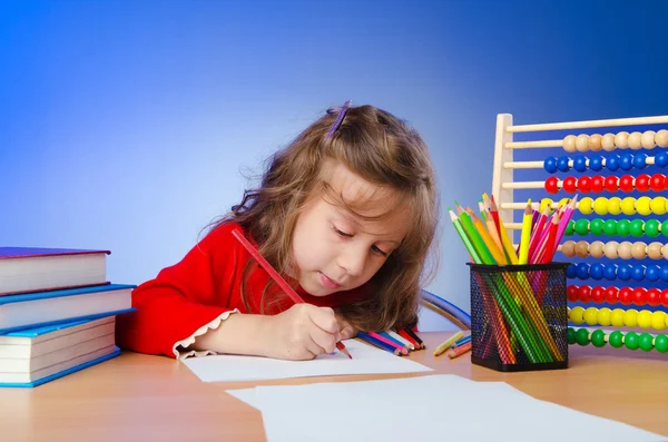 Dívčí kresba s tužkami — Stock fotografie