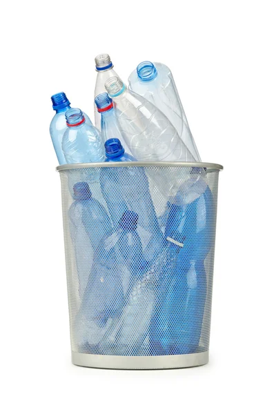 Bottiglie d'acqua vuote di plastica su bianco — Foto Stock