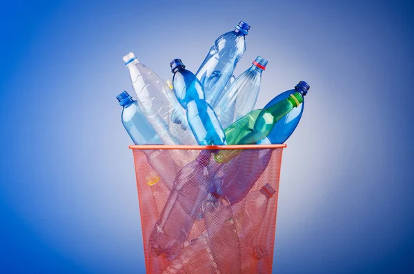 Gjenvinningsbegrep med plastflasker – stockfoto