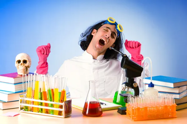 Laboratuvarda çözümler üzerinde deneyler yapan bir kimyager. — Stok fotoğraf