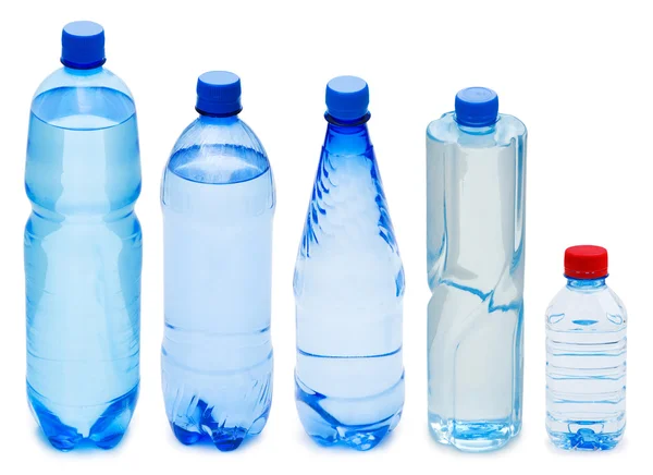 Wiele butelek wody na białym tle — Zdjęcie stockowe