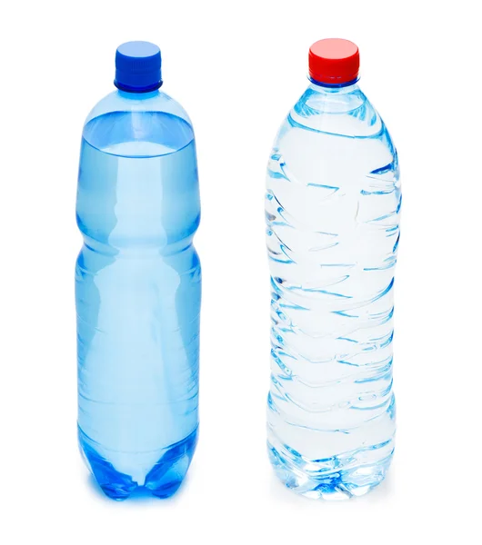 Muitas garrafas de água isoladas em branco — Fotografia de Stock