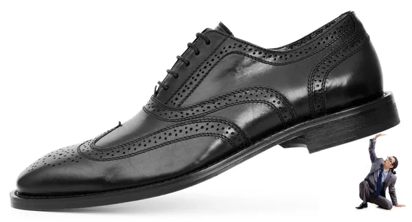 Mulher conceito de dominação com sapatos e homem — Fotografia de Stock