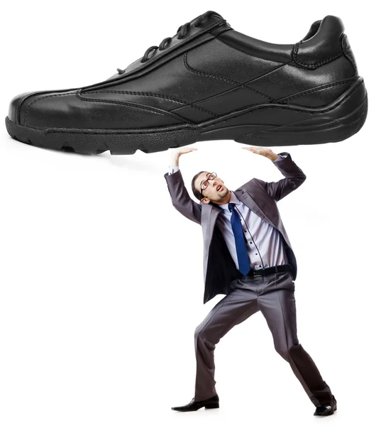 Mulher conceito de dominação com sapatos e homem — Fotografia de Stock
