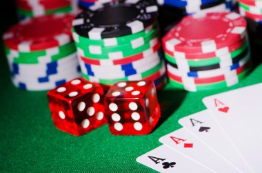 Casino konseptiyle yongaları ve kartları