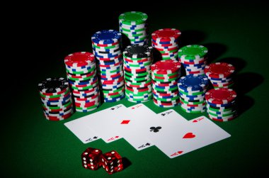 Casino konseptiyle yongaları ve kartları