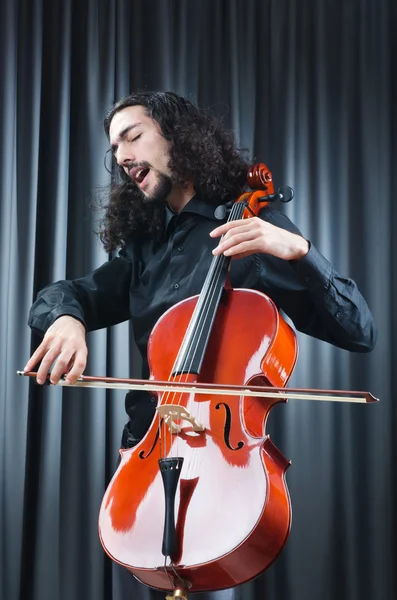 Man spelar cello — Stockfoto