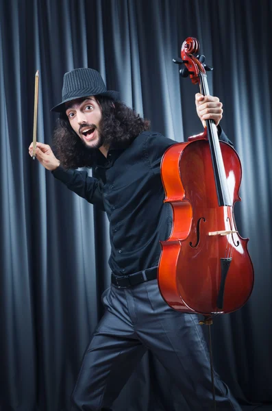 Homem tocando violoncelo — Fotografia de Stock