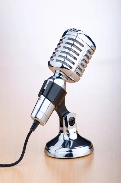 Microphone vintage sur le fond — Photo