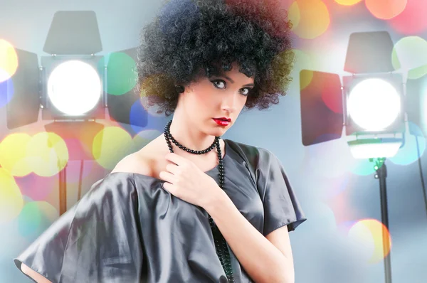 Junges attraktives Mädchen mit Afro-Lockenfrisur — Stockfoto