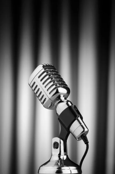Vintage mikrofon mot bakgrund — Stockfoto