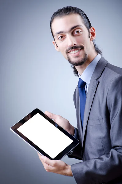 Tablet Bilgisayar üzerinde çalışan İşadamı — Stok fotoğraf