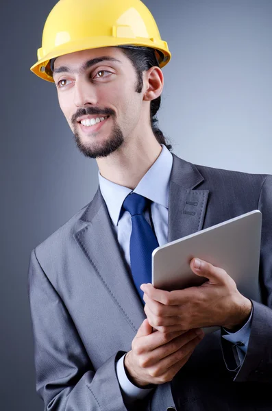 Trabajador de la construcción trabajando en tableta — Foto de Stock