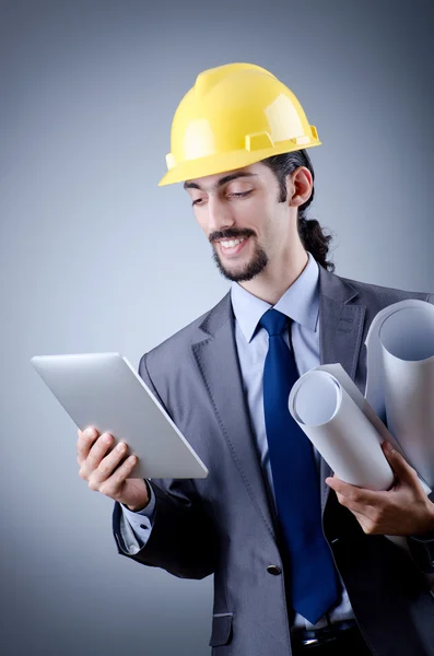 Bauarbeiter arbeitet an Tablet — Stockfoto