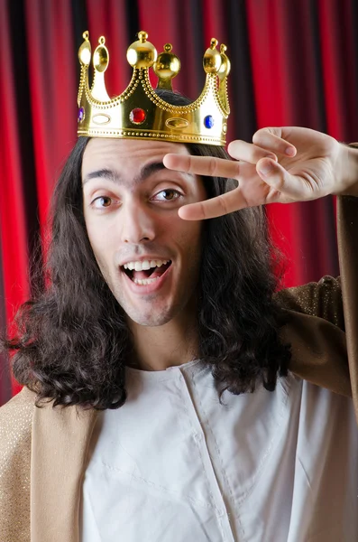Rei com coroa contra fundo — Fotografia de Stock