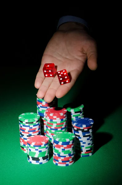 Hombre jugando en el casino —  Fotos de Stock