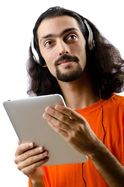 Студент слушает музыку с помощью планшетного компьютера — стоковое фото