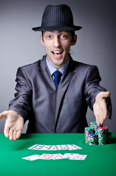 Παίκτης του καζίνο που παίζετε με μάρκες — Φωτογραφία Αρχείου