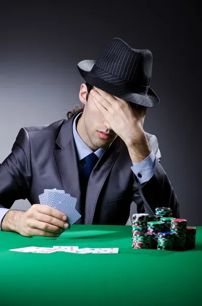 Casino-Spieler spielt mit Chips — Stockfoto