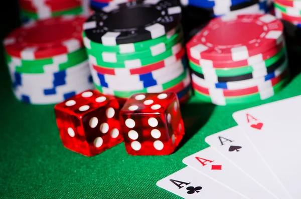 赌场概念与芯片和卡 — 图库照片