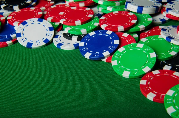 De nombreuses cartes et jetons de casino — Photo
