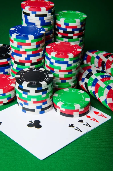 Birçok kartları ve casino fişi — Stok fotoğraf