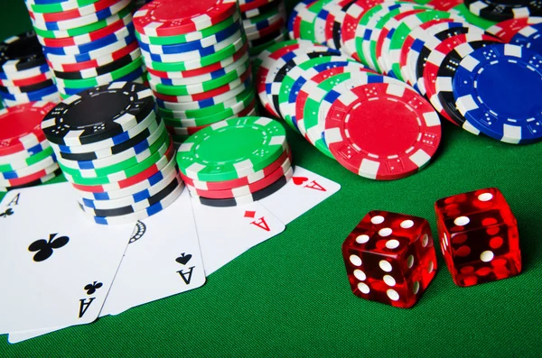 Viele Karten und Casino-Chips — Stockfoto