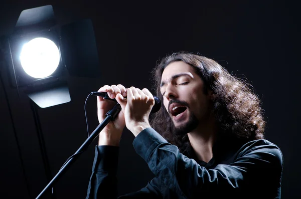 Uomo che canta al concerto — Foto Stock