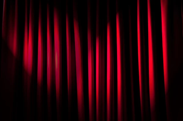Hell beleuchtete Vorhänge im Theaterkonzept — Stockfoto