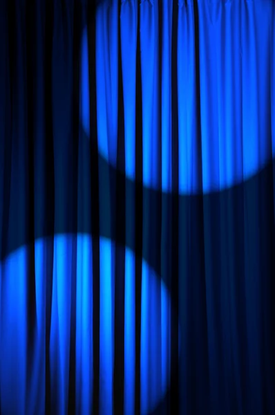Яскраво освітлені штори в концепції театру — стокове фото