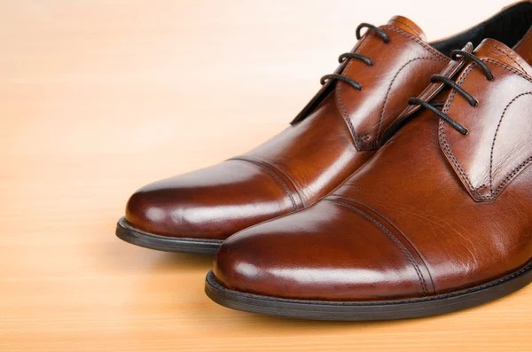 Zapatos marrones en mesa de madera —  Fotos de Stock