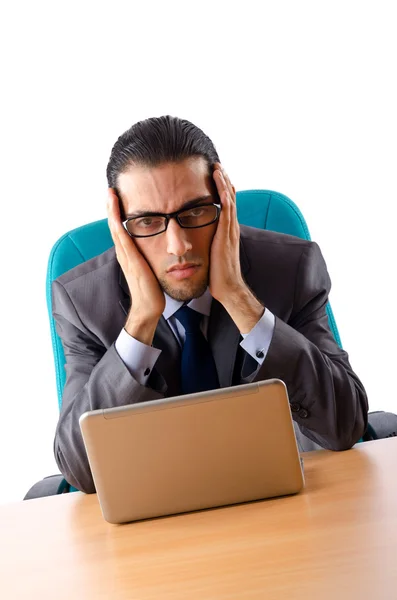 Geschäftsmann sitzt am Schreibtisch — Stockfoto