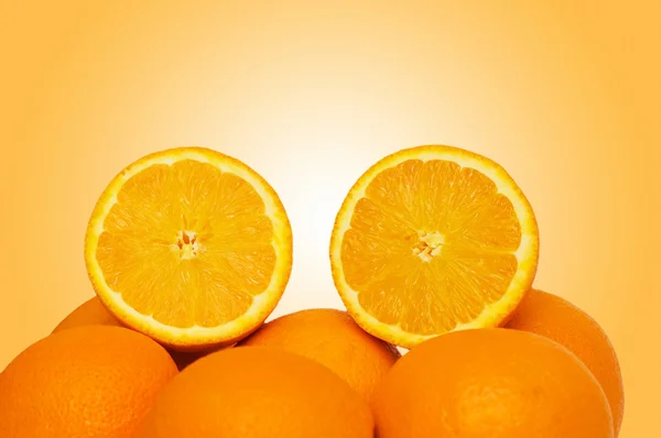 Sinaasappelen op de achtergrond met kleurovergang — Stockfoto
