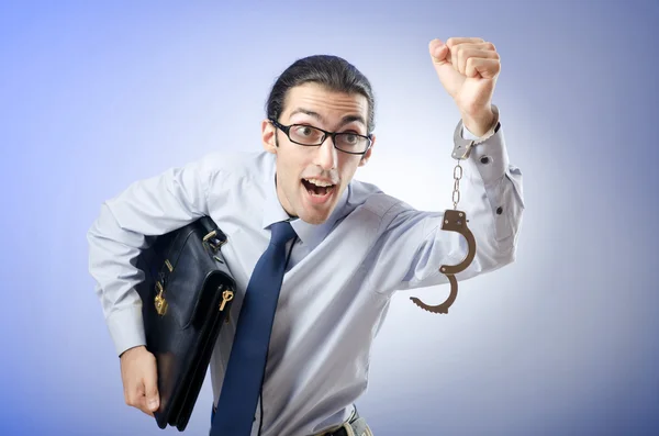 Бизнесмен в наручниках убегает — стоковое фото