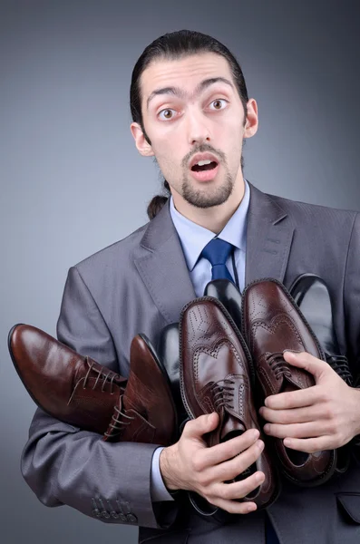 Man met een selectie van schoenen — Stockfoto