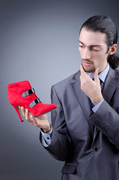 Άνθρωπος με μια επιλογή από παπούτσια — Φωτογραφία Αρχείου