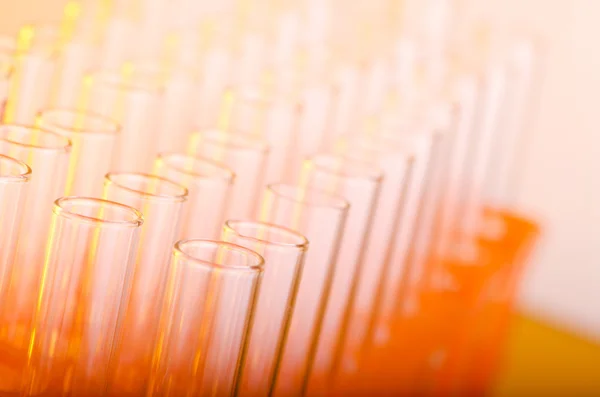 Concetto di laboratorio con tubi in vetro — Foto Stock