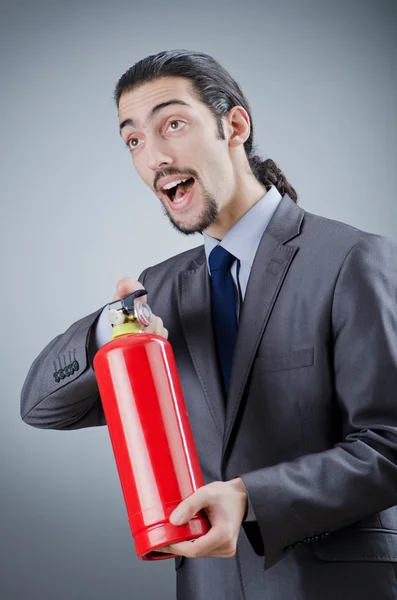 Mann mit Feuerlöscher im Löscheinsatz — Stockfoto