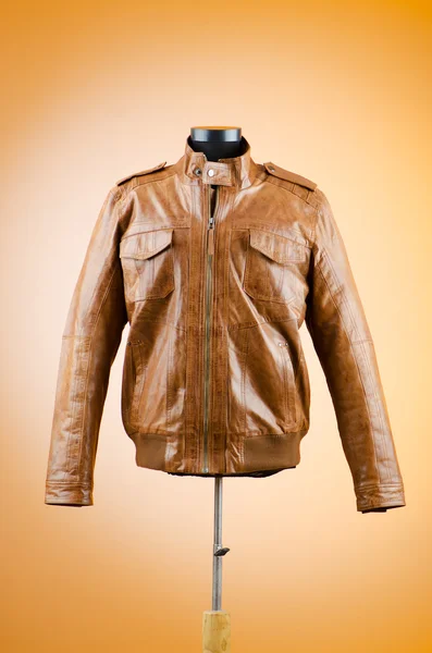 Hnědá kožená bunda v módní koncept — Stock fotografie