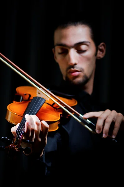 バイオリン奏者、楽器を演奏 — ストック写真