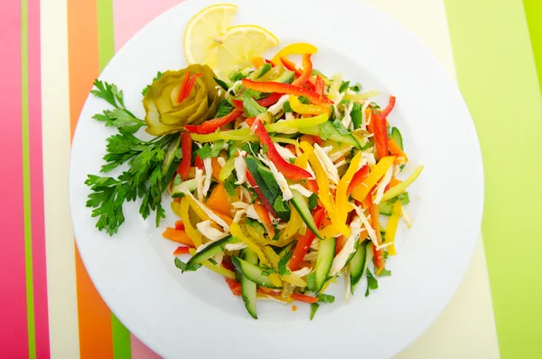 Heerlijke salade in de schotel — Stockfoto