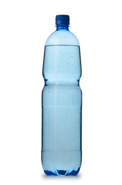 Trinkwasser in Flaschen auf weiß — Stockfoto