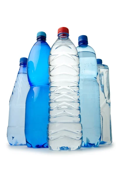 Picie wody w butelkach na biały — Zdjęcie stockowe