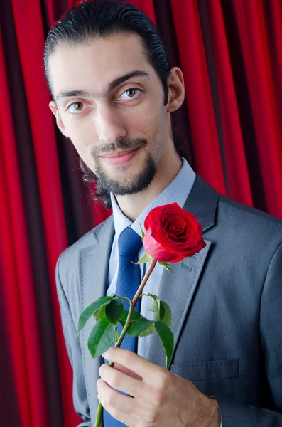 赤いバラの若い男 — ストック写真