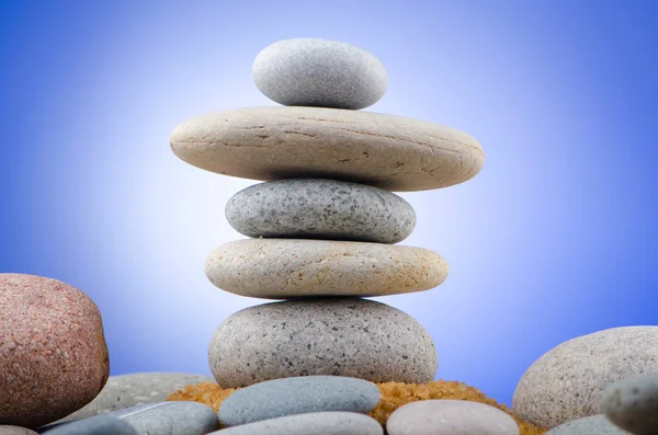 Balanserad stenar med färg bakgrund — Stockfoto